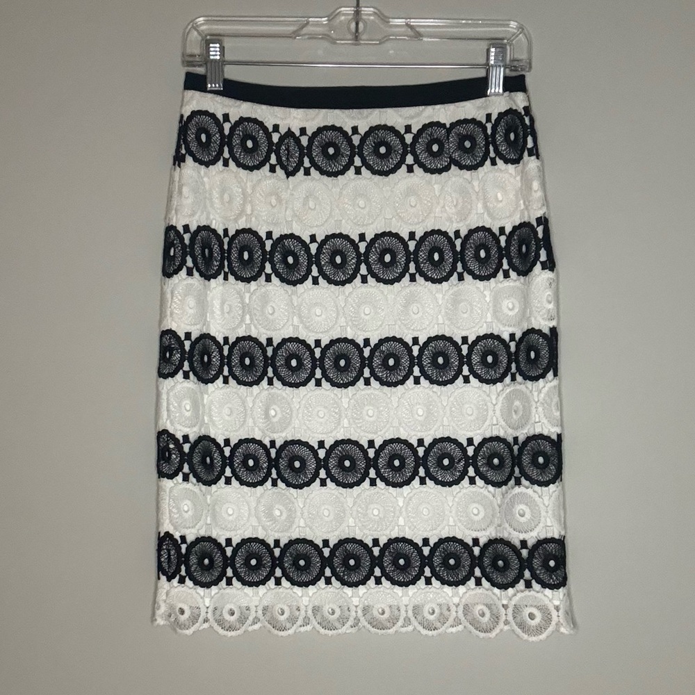 Karl Lagerfeld Black White Scalloped Lace Pencil Skirt Size 2